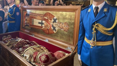 BEOGRAD: Gardisti Vojske Srbije uneli kivot sa moštima Svetog vladike Nikolaja u Vaznesenjsku crkvu