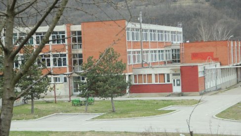 NASTAVNIK UDARIO DEVOJČICU DOK JE ODGOVARALA: Incident u Vladičinom Hanu