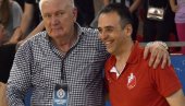 LJUDSKI JE DA SE RADUJU: Predsednik Partizana Perkunić pomogao treneru Vojvodine Rojeviću da sa rukometašima proslavi titulu