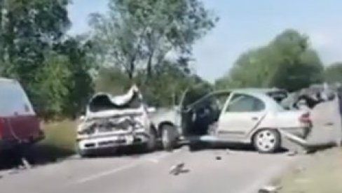 LANČANI SUDAR SEDAM VOZILA NA IZLAZU IZ APATINA: Put zatovren (VIDEO)