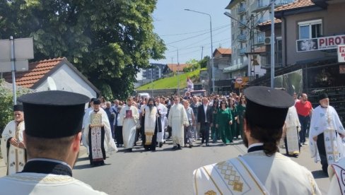 У ЛИТИЈИ НЕКОЛИКО ХИЉАДА ГРАЂАНА: Лозница прославила Спасовдан - славу града (ФОТО)