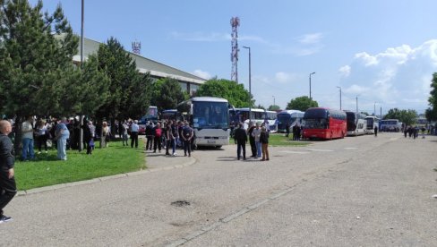 PODRŠKA IZ PČINJSKOG OKRUGA: Južnjaci krenuli put Beograda - na skup „Srbija nade“ (VIDEO)