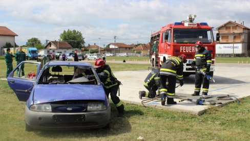 ZAKAZANA VEŽBA PARAĆINSKIH VATROGASACA: Dobrovoljno vatrogasno društvo i Vatrogasna jedinica na istom zadatku