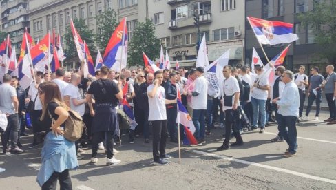 PUNA PODRŠKA PREDSEDNIKU VUČIĆU: Sjajne poruke ljudi iz cele Srbije koji su došli u Beograd (VIDEO)