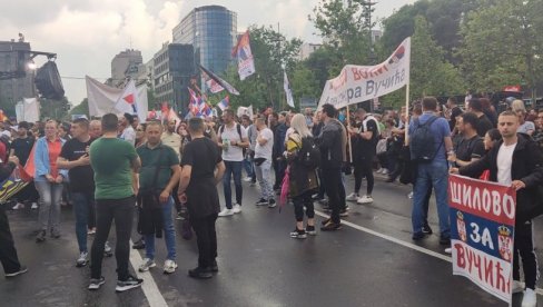 PODRŠKA VUČIĆU OD LJUDI SA KiM: Došli smo zbog truda koji ulaže u naše ljude (VIDEO)