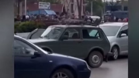 SRPSKI PRKOS: Građani Zubinog Potoka ispred zgrade opštine pevali Oj Kosovo Kosovo (VIDEO)