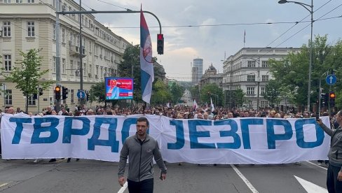 ORIGINALNI TRANSPARENT BANJIČANA: Tvrdo jezgro stiže ispred Skupštine (FOTO)