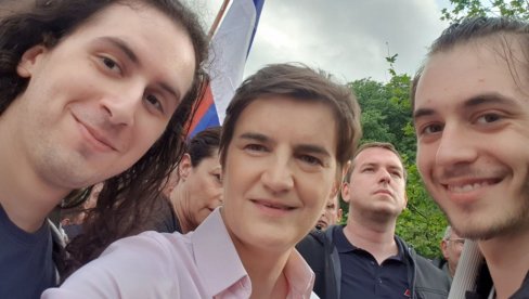 SRBIJA NADE SA PORODICOM I PRIJATELJIMA Premijerka Brnabić došla na skup sa bratancima (FOTO)