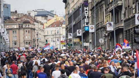 МАСА ЉУДИ И ДАЉЕ СТИЖЕ НА СКУП: Слива се река грађана ка Скупштини Србије (ВИДЕО)