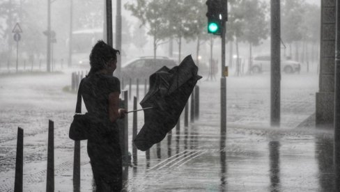 RHMZ OBJAVIO NAJNOVIJE UPOZORENJE: U naredna dva sata u ove delove zemlje stiže obilna kiša, grad i jak olujni vetar (FOTO)
