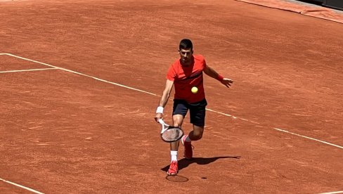 NOVAK ĐOKOVIĆ POKAZAO VELIČINU: Dečaku pozlilo tokom Noletovog treninga, Srbin odmah reagovao (VIDEO) NOVAK ĐOKOVIĆ POKAZAO VELIČINU: Dečaku pozlilo tokom Noletovog treninga, Srbin odmah reagovao (VIDEO)