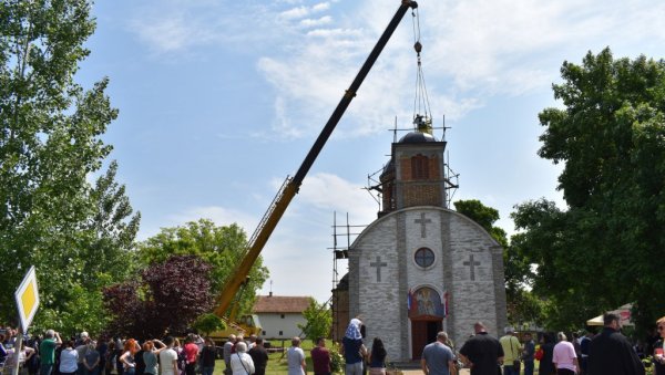 ЗАСИЈАО ХРАМ СВЕТОГ ВАСИЛИЈА ОСТРОШКОГ: Светиња у у Банатском Великом Селу добила два крста, дар успешне манекенке (ФОТО/ ВИДЕО)