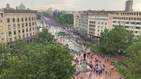 СРАМНО: Деца побијена, а њима је протест догађај за лепе девојке и здраве момке (ВИДЕО)