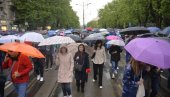 LJUDI PSUJU POLITIČARE KOJI SU DOŠLI NA PROTEST: Vreme je da ih sklonimo sa ulice (VIDEO)