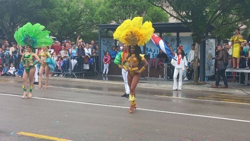 BANJALUČKI KARNEVAL ODUŠEVIO GRAĐANE:  Plesačice, muzika i šarenilo na sve strane (FOTO/VIDEO)