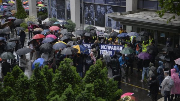 КРИЈУ СЕ ИЗА ГЛУМАЦА: Зашто организатори протеста не смеју да се обрате окупљенима
