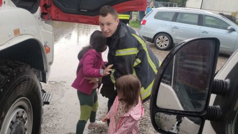 DVOJE DECE EVAKUISANO ZBOG PADAVINA U FUTOGU: Proglašena vanredna situacija i u delu Požege