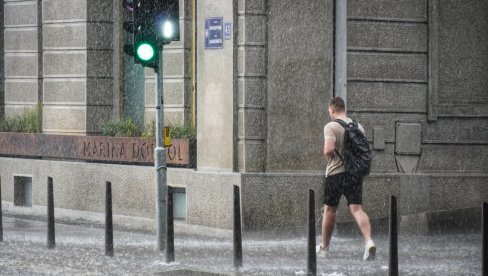 BEOGRAD PROBUDILA GRMLJAVINA I PLJUSAK: Oglasio se RHMZ - Padavine stižu u ove delove zemlje