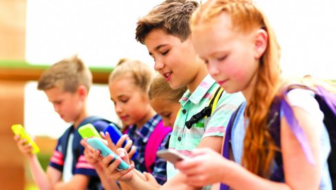UČITELJI I UČENICI U HRVATSKOJ SAGLASNI: Zabraniti mobilne telefone u školama