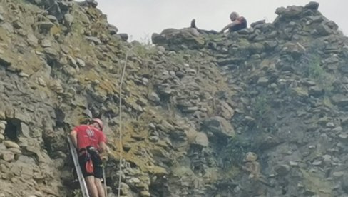 NEIZVESNO U KRUŠEVCU: Evo kako protiče akcija spasavanja, muškarac odbio saradnju, spasilac ga jedva ubedio (FOTO, VIDEO)