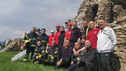 KAD SU ONI DEŽURNI - NEMA MESTA ZA DRAMU U KRUŠEVCU: Ovo je ekipa koja je spasla čoveka koji se popeo na kulu (FOTO)