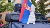 SRPSKA TROBOJKA NA VOZILU ROSU: Građani protestuju ispred zgrade opštine Zvečan (FOTO)