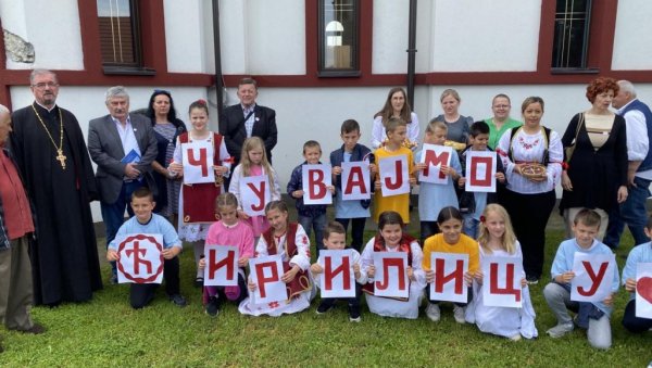 ЋИРИЛИЦА СЕ У СРЕМУ ВОЛИ И ПИШЕ: На дан Светог Ћирила и Методија Кукујевци стали у заједнички строј одбране нашег писма