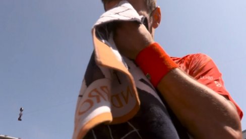 KAKAV ČOVEK! Đoković je tokom celog meča slušao dečaka koji mu dobacuje, a čim je pobedio - uradio je ovo (FOTO) KAKAV ČOVEK! Đoković je tokom celog meča slušao dečaka koji mu dobacuje, a čim je pobedio - uradio je ovo (FOTO)