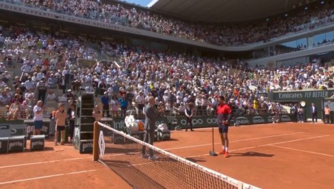 RASPAMETIO FRANCUSKU PUBLIKU: Novak Đoković pobedio, a onda stao pred mikrofon i - oduševio navijače! RASPAMETIO FRANCUSKU PUBLIKU: Novak Đoković pobedio, a onda stao pred mikrofon i - oduševio navijače!
