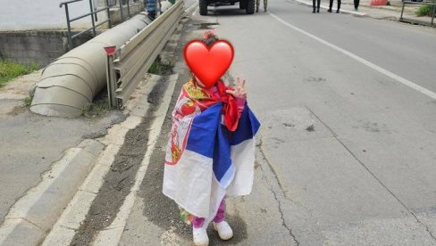 OVAKO SE VOLI KOSOVO I METOHIJA: Društvenim mrežama se širi dirljiva i moćna slika (FOTO)