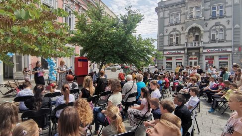 TRADICIJA DUGA ČETIRI DECENIJE: Jubilarna čitalačka značka održana u centru Zrenjanina (FOTO)