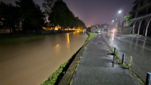 VODA PRODRLA U URGENTNI CENTAR: Veliko nevreme u lozničkom kraju traje satima, kiša ne prestaje da pada (VIDEO)