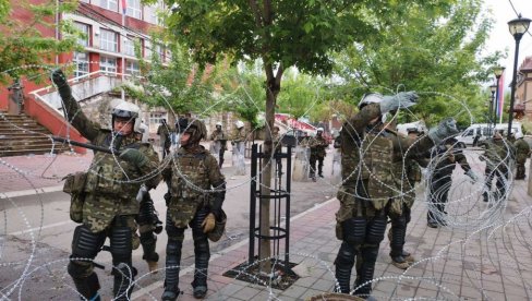 DRAMA STANOVNIKA U ZVEČANU: KFOR nas pretresa, deca ne mogu napolje - svuda je bodljikava žica (FOTO/VIDEO)