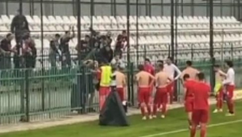 SVE ĆU DA VAS BIJEM: Navijač postrojio igrače, pa im brutalno pretio (VIDEO)