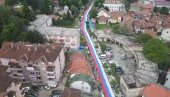 SNIMAK IZ VAZDUHA: Pogledajte kako izgleda srpska trobojka duga 250 metara razvijena na ulicama Zvečana (VIDEO)