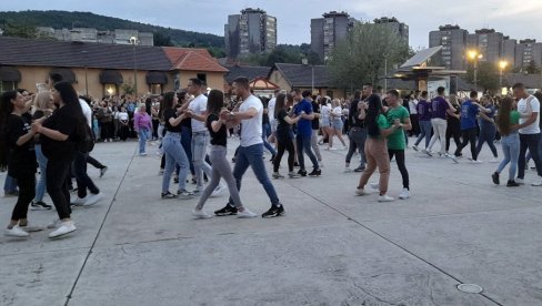 MATURSKI PLES U BORU: Igrom proslavili kraj školovanja (FOTO)