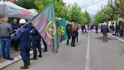 PODRŠKA RUDARA TREPČE SUGRAĐANIMA U ZVEČANU: Zbog Kurtijeve policije ne mogu da rade, ugrožen im je opstanak (FOTO)