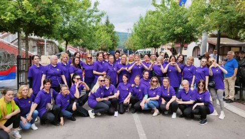 U INAT KURTIJEVIM TERORU: Vaspitačice iz obdaništa u Zvečanu obeležile Dan deteta pored bodljikave žice (FOTO/VIDEO)