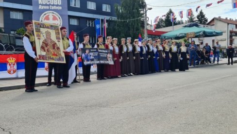 НАСТУП ИСПРЕД БОДЉИКАВЕ ЖИЦЕ: КУД Копаоник испред општине Лепосавић - певају се српске песме