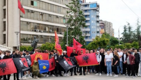 PROVOKACIJE ALBANACA: Ogrnuli se zastavom terorističke OVK i vređaju, dok Srbi mirno protestuju (FOTO/VIDEO)
