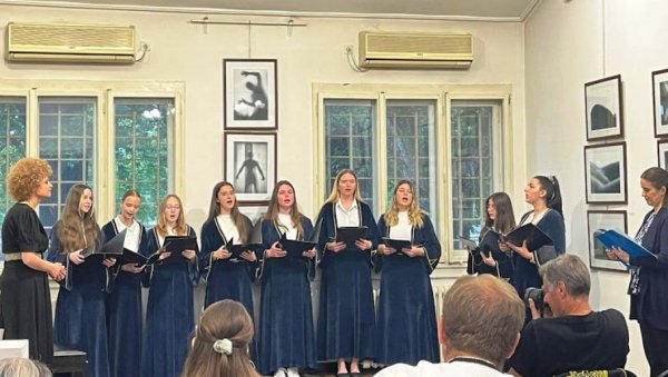 ЧУВАРИ ТРАДИЦИЈЕ ОД ЗАБОРАВА: Етно-група „Ђурђевак“ наступала у Параћину (ФОТО)