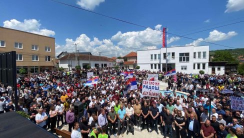 OD POMORAVLJA DO LEPOSAVIĆA,  MI SMO JEDNA PORODICA! U Gornjem Kuscu skup u znak podrške Srbima sa severa Kosova (FOTO)