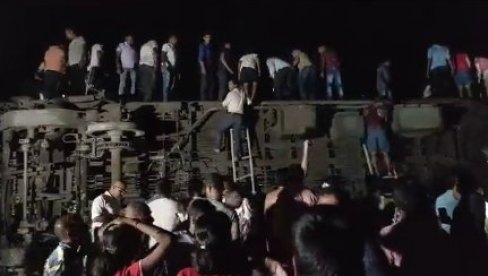 NAJMANJE 50 LJUDI POGINULO: Teška nesreća, voz iskočio iz šina - čak 300 ljudi povređeno posle sudara u Indiji (VIDEO)