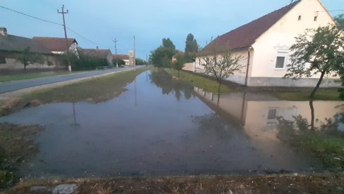 ОБИЛНА КИША ПОТОПИЛА БАШАИД: Невреме у  околини Кикинде, падао и лед ( Фото)