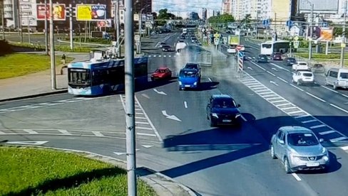 SNIMAK VELIKOG LANČANOG SUDARA U SANKT PETERBURGU: Kamion prešao u suprotnu traku, u nesreći učestvovalo 13 vozila (VIDEO)