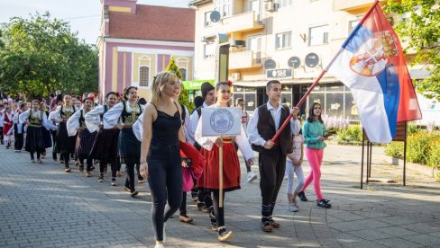 VESELO DEČIJE KOLO U ŽITNICI BANATA: Održana tradicionalna manifestacija (FOTO)