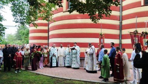 PARAĆINSKA CRKVA OBELEŽILA SLAVU: Veliki broj vernika u Hramu Svete Trojice (FOTO)