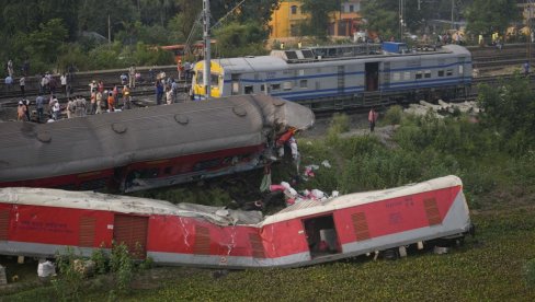 LJUDSKA GREŠKA KRIVA ZA SUDAR VOZOVA U INDIJI?: Premijer Modi upozorio da će odgovorni biti strogo kažnjeni