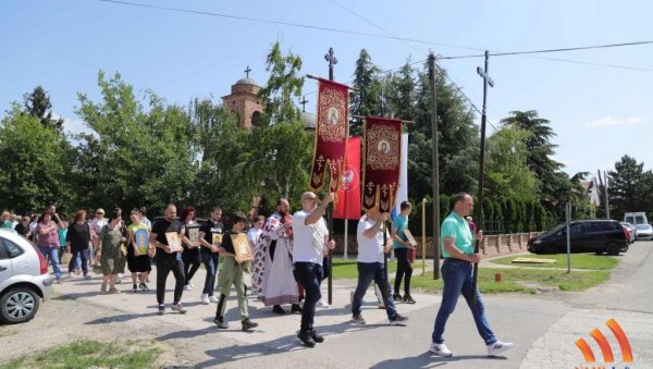 ОБЕЛЕЖИЛИ ДУХОВЕ: Традиционална литија у Сечњу (ФОТО)