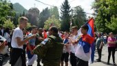 PRKOSNA PESMA I KOLO PORED ŽICE: Protesti na severu KiM - juče se pridružili i maturanti (FOTO/VIDEO)